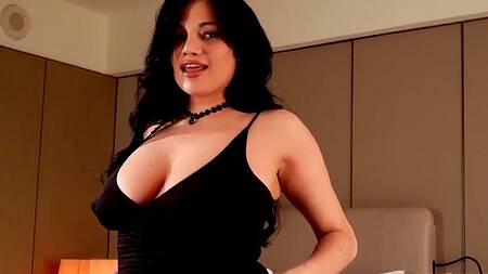 Толстая подруга примеряет платье и соблазняет на интим