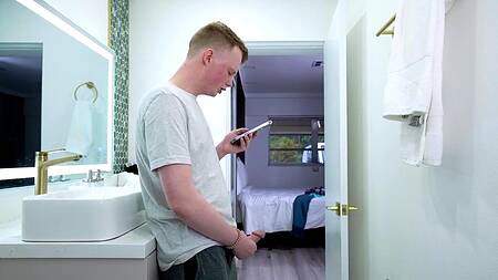 Подрочил на переодевающуюся сводную сестры и трахнул её