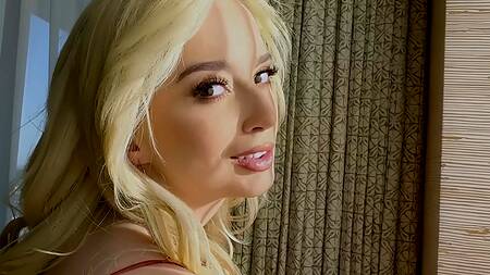 Красотка Lexi Lore пихает пальцы в попку и отдается парню