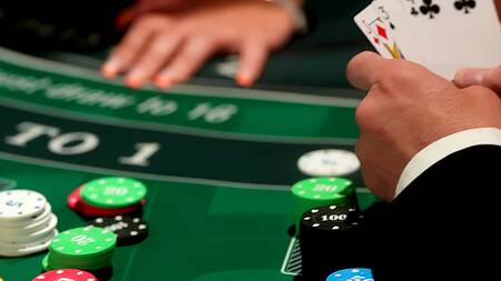 Парень в казино трахает девушку крупье перед зрителями