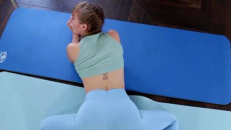 Тренер жестко поимел жопастую телку в порванных лосинах