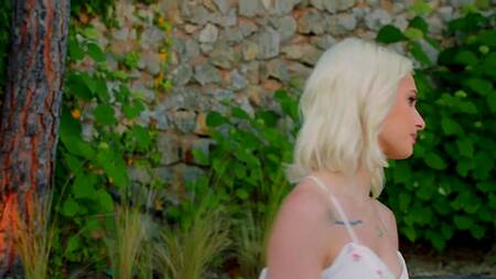 Влюбленная худышка трахается с парнем под звуки дождя