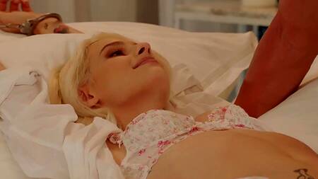 Влюбленная худышка трахается с парнем под звуки дождя