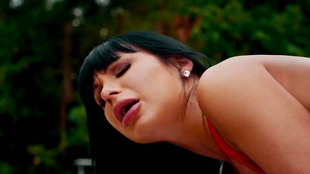 Милфа у бассейна анально изменяет мужу с негром