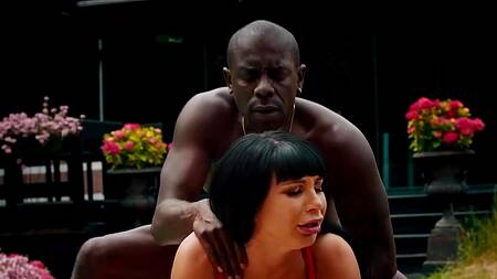 Милфа у бассейна анально изменяет мужу с негром