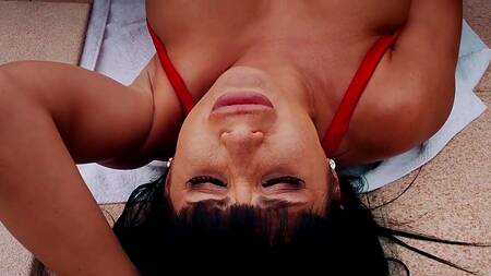 Милфа у бассейна анально изменяет мужу с негром