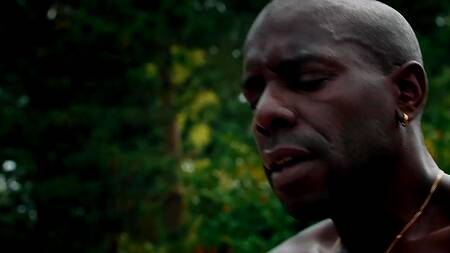 Милфа у бассейна анально изменяет мужу с негром