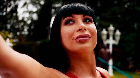 Милфа у бассейна анально изменяет мужу с негром