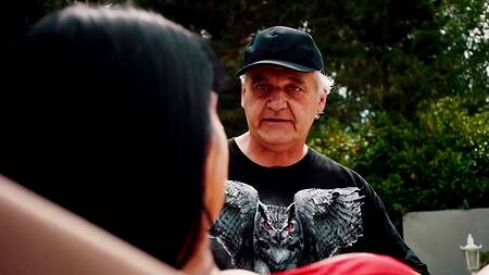 Милфа у бассейна анально изменяет мужу с негром