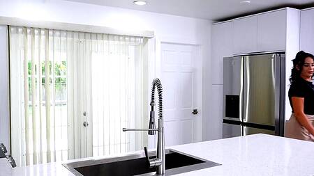 Пацан убирается в доме, чтобы потом трахнуть мачеху