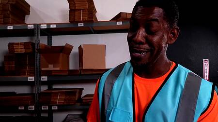 Пришла проведать парня на работе, а занялась сексом с негром