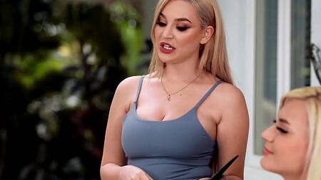 Негр на свидании трахнул официантку в туалете