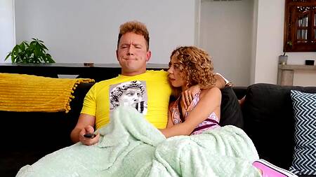 Красивая мулатка Scarlit Scandal ебется с подругой и её парнем