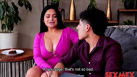 Сочной латинке в фиолетовом платье захотелось секса