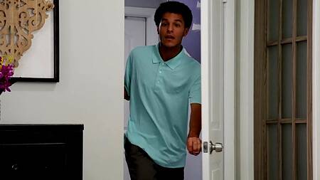 Студентка в очках анально изменяет парню с негром