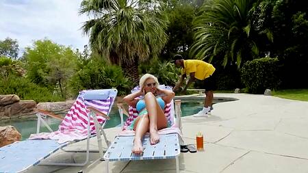 Две зрелые любовницы соблазнили на ЖМЖ чистильщика бассейна