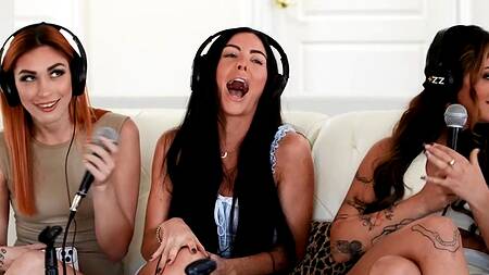 Три порнозвезды отдались мужику на подкасте