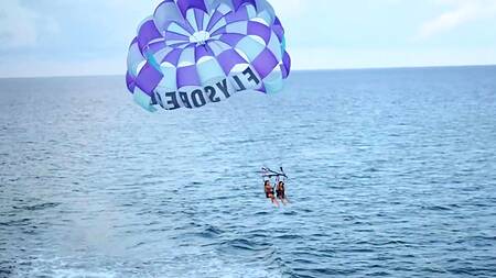 Телка на пляже застает подруг за лесбийской еблей и присоединяется