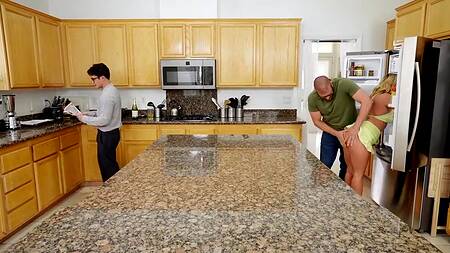 Познакомился с девушкой младшего брата и выебал её на кухне