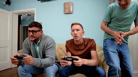 Пришли к другу играть на приставке, но трахнули его жену в два члена