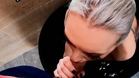 Установил скрытую камеру и развел подругу на анальный секс