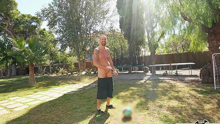 Сыграли в футбол на раздевание и занялись сексом на поле