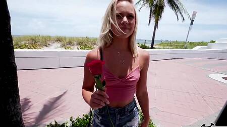 Белокурая красотка кончила от черного члена и заработала денег