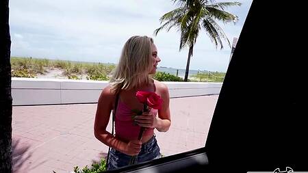 Белокурая красотка кончила от черного члена и заработала денег