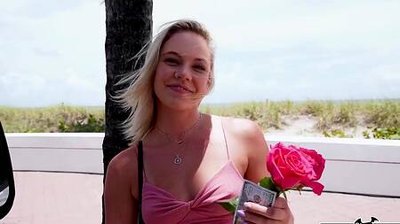 Белокурая красотка кончила от черного члена и заработала денег