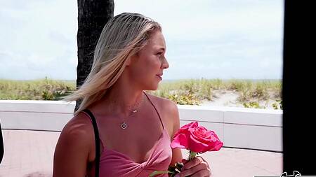 Белокурая красотка кончила от черного члена и заработала денег