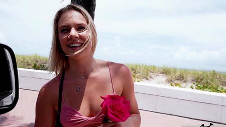 Белокурая красотка кончила от черного члена и заработала денег