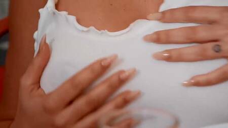 Официант получает ЖМЖ с жаркими брюнетками вместо чаевых