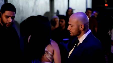 Богатый посетитель стриптиз клуба трахает в жопы двух танцовщиц