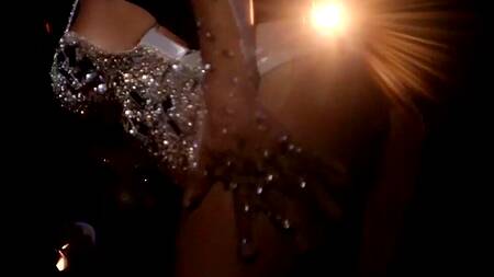 Богатый посетитель стриптиз клуба трахает в жопы двух танцовщиц