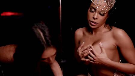 Богатый посетитель стриптиз клуба трахает в жопы двух танцовщиц