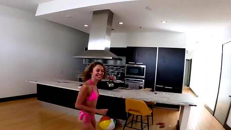 Веселая худышка Allie Addison увлажняет себя маслом и трахается