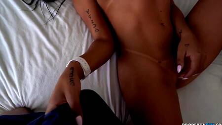 Загорелая риэлторша соглашается на секс чтобы продать дом