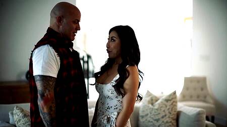 Мужик чинит свет и страстно трахает красивую азиатку