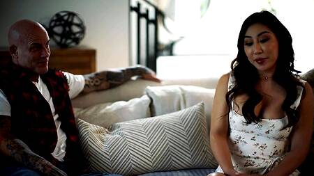 Мужик чинит свет и страстно трахает красивую азиатку