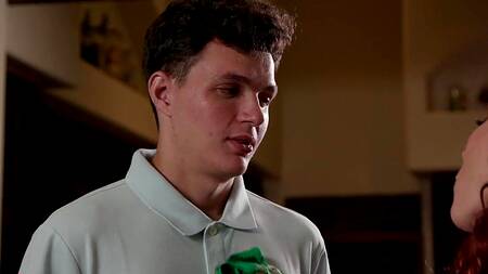 Рыжая мачеха в розовом белье кончает от члена пасынка