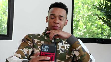 Чернокожие реперы вдвоем ебут одну белую милфу во все дырки