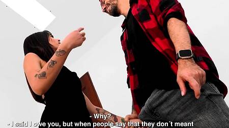 Латинка с брекетами отвлекает парня от игры, чтобы ебаться