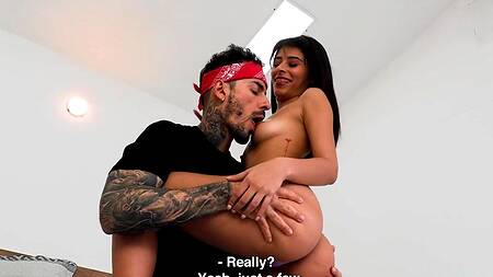 Латинка с брекетами отвлекает парня от игры, чтобы ебаться