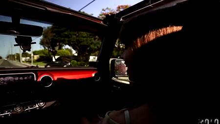 Милая подруга на пляже соблазняет приятеля на секс