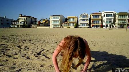 Милая подруга на пляже соблазняет приятеля на секс