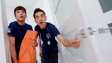 Парни из скорой помощи ебут застрявшую в унитазе негритянку