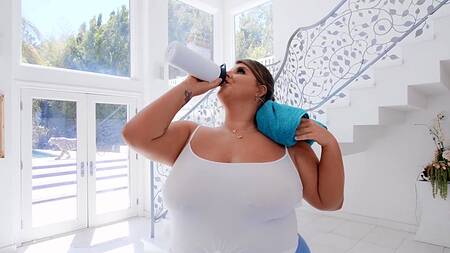 Парень подсматривает за толстухой в ванной и трахает её