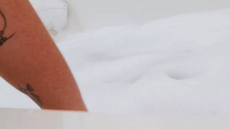 Парень подсматривает за толстухой в ванной и трахает её