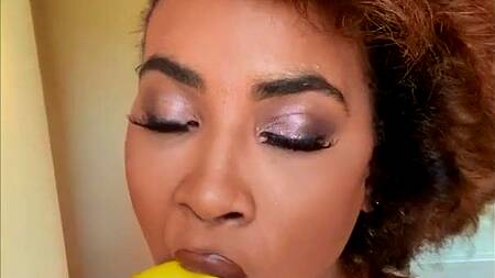 Рыжая негритянка сосет большой огурец перед сексом с негром