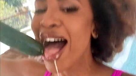 Рыжая негритянка сосет большой огурец перед сексом с негром